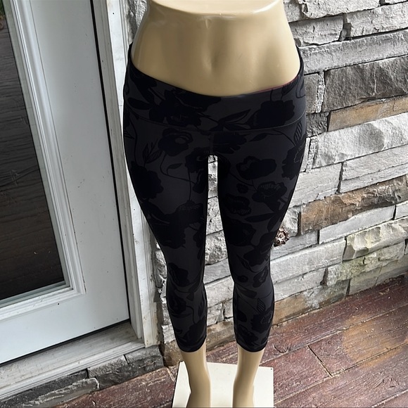 Lululemon Dark Grey & Black Foral 3/4 Leggings | Size 6 - Picture 1 of 6